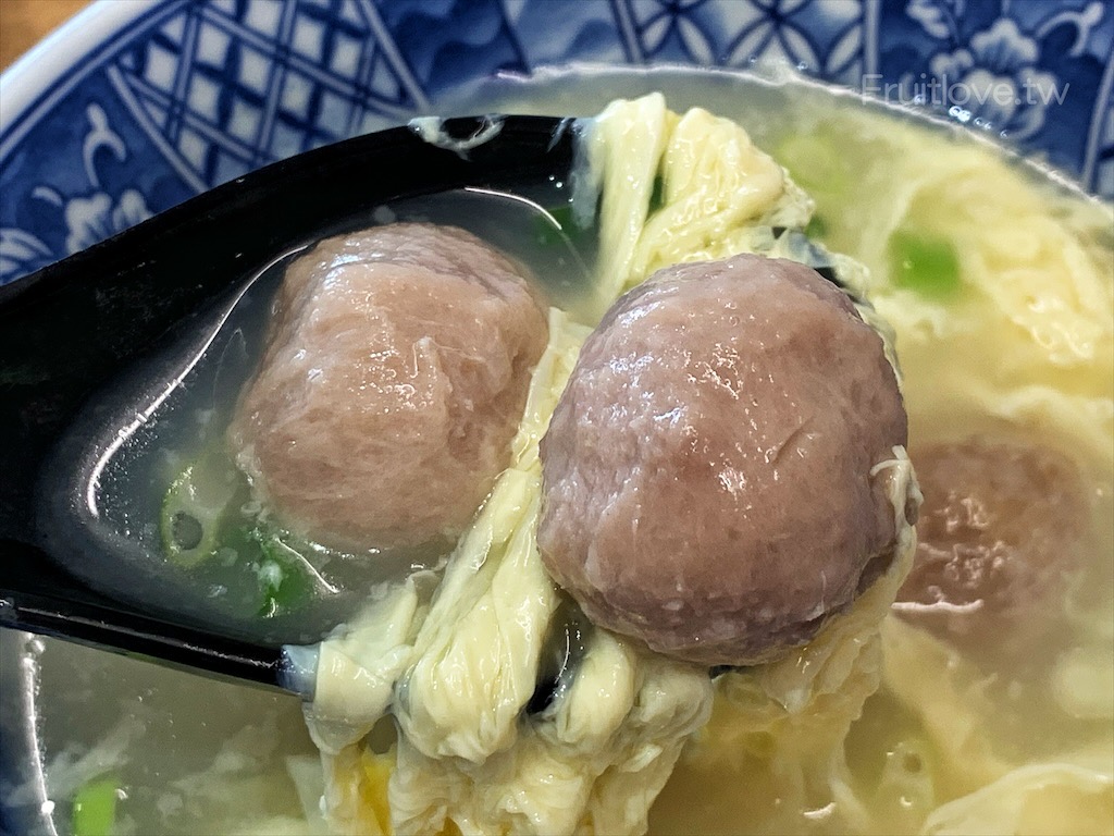 蕃薯囝仔⟩台中大里美食，大里土雞肉小吃專賣店，招牌土雞肉鮮嫩，湯頭濃郁的雞肉湯麵，意猶未盡的辣拌麵，還有許多好吃的小菜可選擇 @果果愛Fruitlove