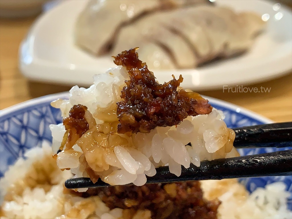 蕃薯囝仔⟩台中大里美食，大里土雞肉小吃專賣店，招牌土雞肉鮮嫩，湯頭濃郁的雞肉湯麵，意猶未盡的辣拌麵，還有許多好吃的小菜可選擇 @果果愛Fruitlove