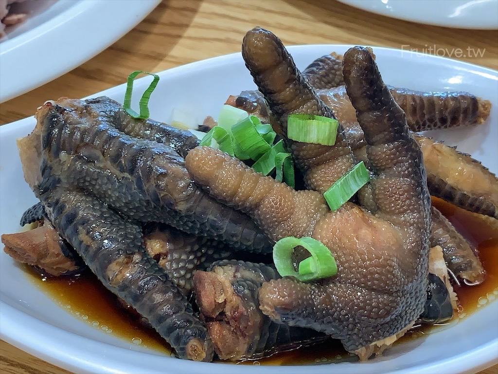 蕃薯囝仔⟩台中大里美食，大里土雞肉小吃專賣店，招牌土雞肉鮮嫩，湯頭濃郁的雞肉湯麵，意猶未盡的辣拌麵，還有許多好吃的小菜可選擇 @果果愛Fruitlove