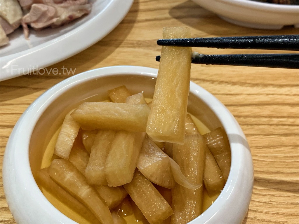 蕃薯囝仔⟩台中大里美食，大里土雞肉小吃專賣店，招牌土雞肉鮮嫩，湯頭濃郁的雞肉湯麵，意猶未盡的辣拌麵，還有許多好吃的小菜可選擇 @果果愛Fruitlove