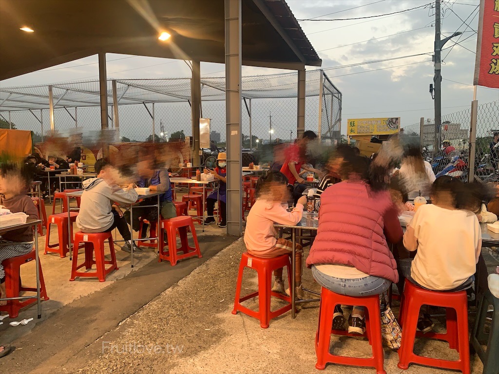 斗六觀光夜市美食⟩犇鮮安格斯黑牛滷飯，限定每星期只有一天的好吃牛滷飯，邪惡的半熟蛋配上濃郁的牛滷，好吃到一口接一口 @果果愛Fruitlove