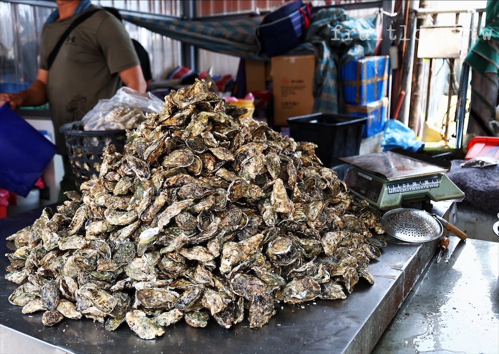 興達港歐董虱目旗魚丸攤⟩高雄茄萣美食，興達港觀光漁市裡超人氣美食，現場新鮮製作，用料不手軟很實在 @果果愛Fruitlove