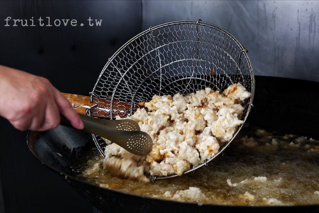 興達港歐董虱目旗魚丸攤⟩高雄茄萣美食，興達港觀光漁市裡超人氣美食，現場新鮮製作，用料不手軟很實在 @果果愛Fruitlove