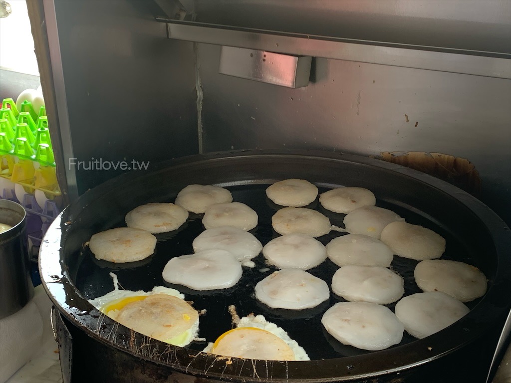 吳記米粿⟩高雄茄萣美食，這間是在地人早餐的心頭好，包肉的米粿，特製的醬汁，讓人越吃越涮嘴 @果果愛Fruitlove