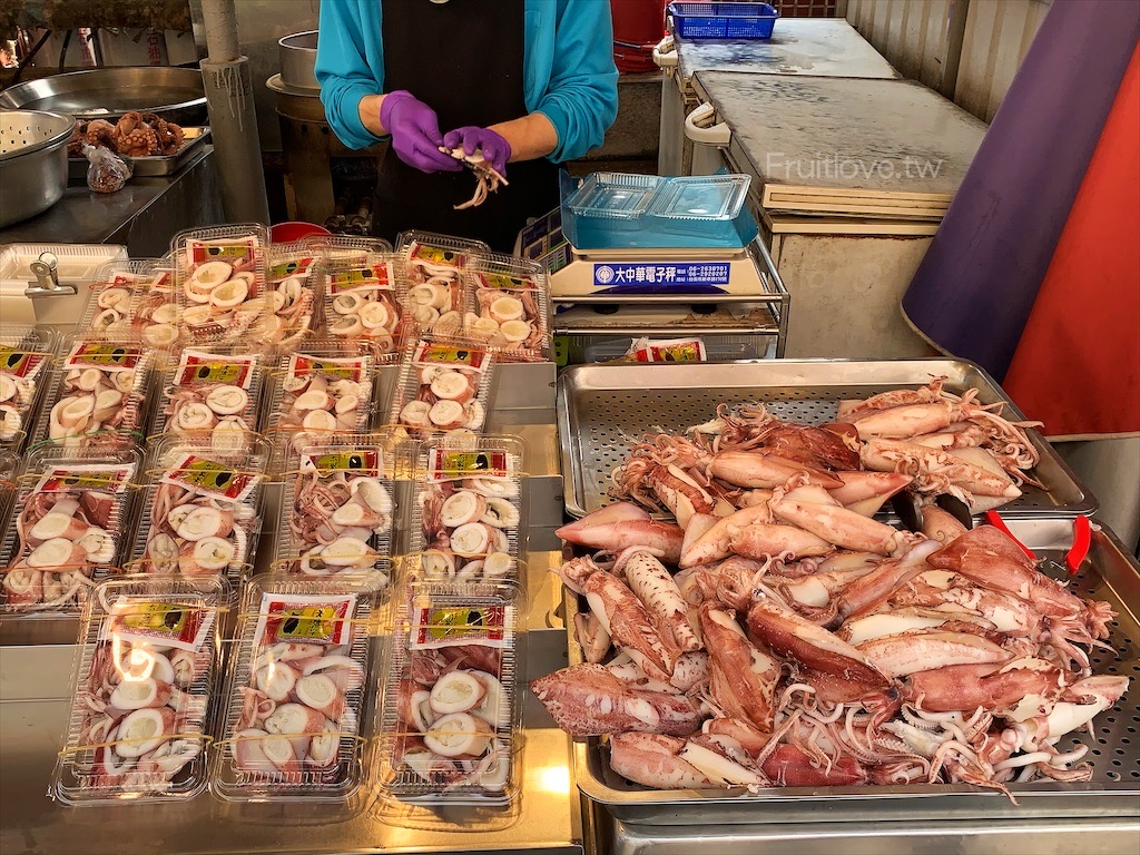 興達港歐董虱目旗魚丸攤⟩高雄茄萣美食，興達港觀光漁市裡超人氣美食，現場新鮮製作，用料不手軟很實在 @果果愛Fruitlove