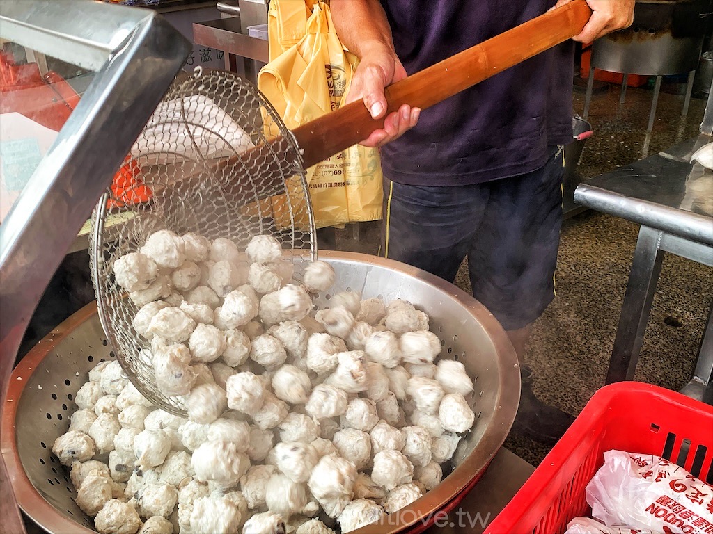 興達港歐董虱目旗魚丸攤⟩高雄茄萣美食，興達港觀光漁市裡超人氣美食，現場新鮮製作，用料不手軟很實在 @果果愛Fruitlove