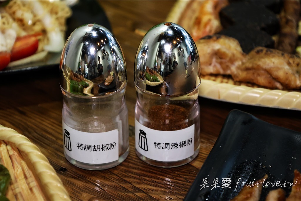 燒胞·串燒·啤酒⟩台中北區美食，寵物友善串燒店，每種食材有自己獨特的烤法，配上獨特的醬汁，好吃到停不下來，還有很道地的泰式涼拌媽媽麵 @果果愛Fruitlove