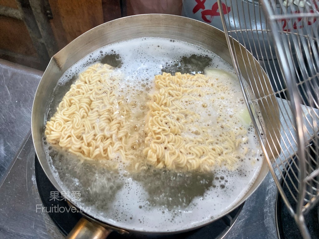 燒胞·串燒·啤酒⟩台中北區美食，寵物友善串燒店，每種食材有自己獨特的烤法，配上獨特的醬汁，好吃到停不下來，還有很道地的泰式涼拌媽媽麵 @果果愛Fruitlove