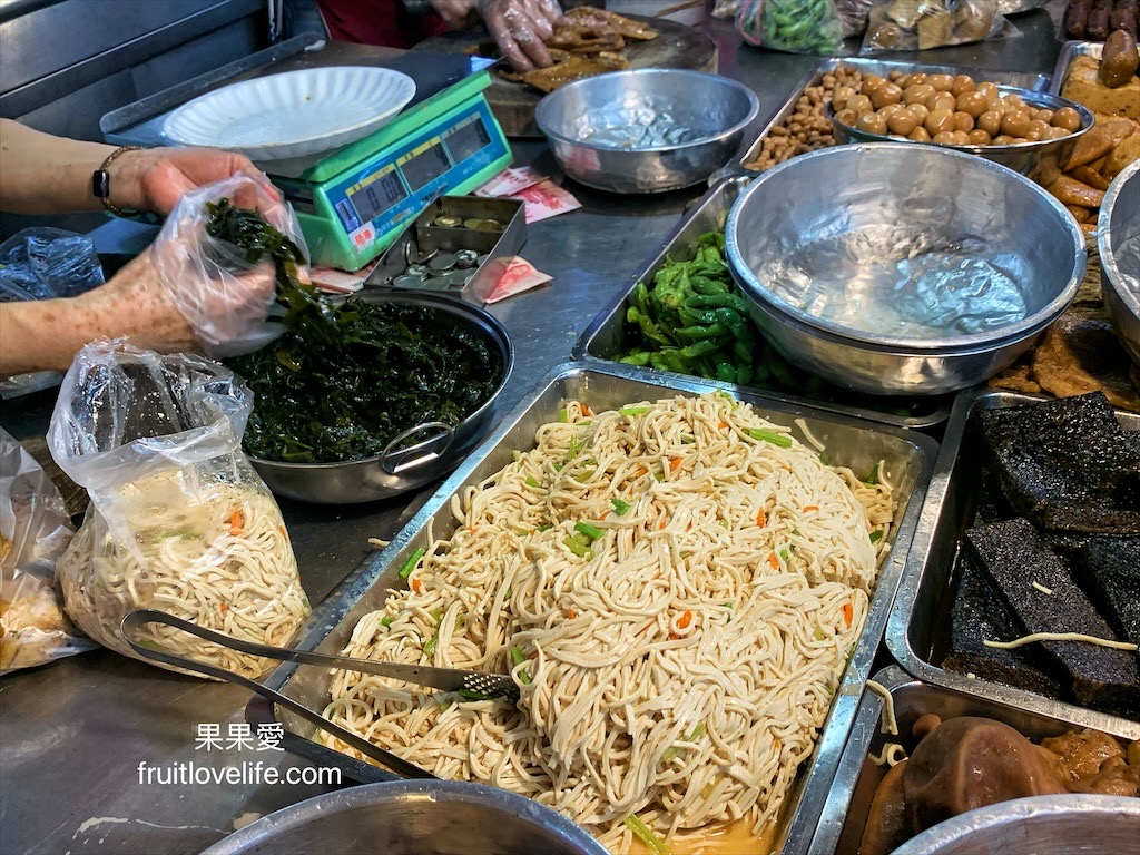 金味坊滷味⟩台中南屯大墩黃昏市場便宜又好吃的滷味，記得早點來、手速要快、不要想太多想吃就夾，不然就賣完了 @果果愛Fruitlove