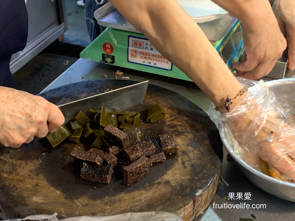 金味坊滷味⟩台中南屯大墩黃昏市場便宜又好吃的滷味，記得早點來、手速要快、不要想太多想吃就夾，不然就賣完了 @果果愛Fruitlove