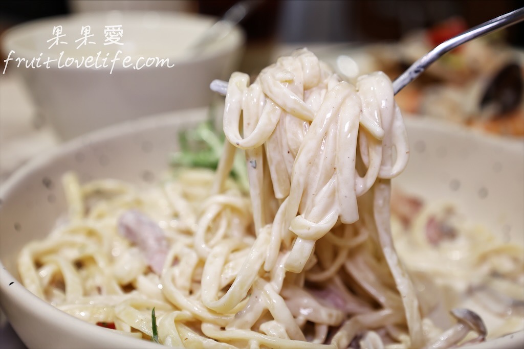 嶼里 With You⟩台中東區義大利麵、燉飯、咖啡店，每個角落都好有質感，很適合家庭、三五好友聚餐，情侶約會也很合適 @果果愛Fruitlove