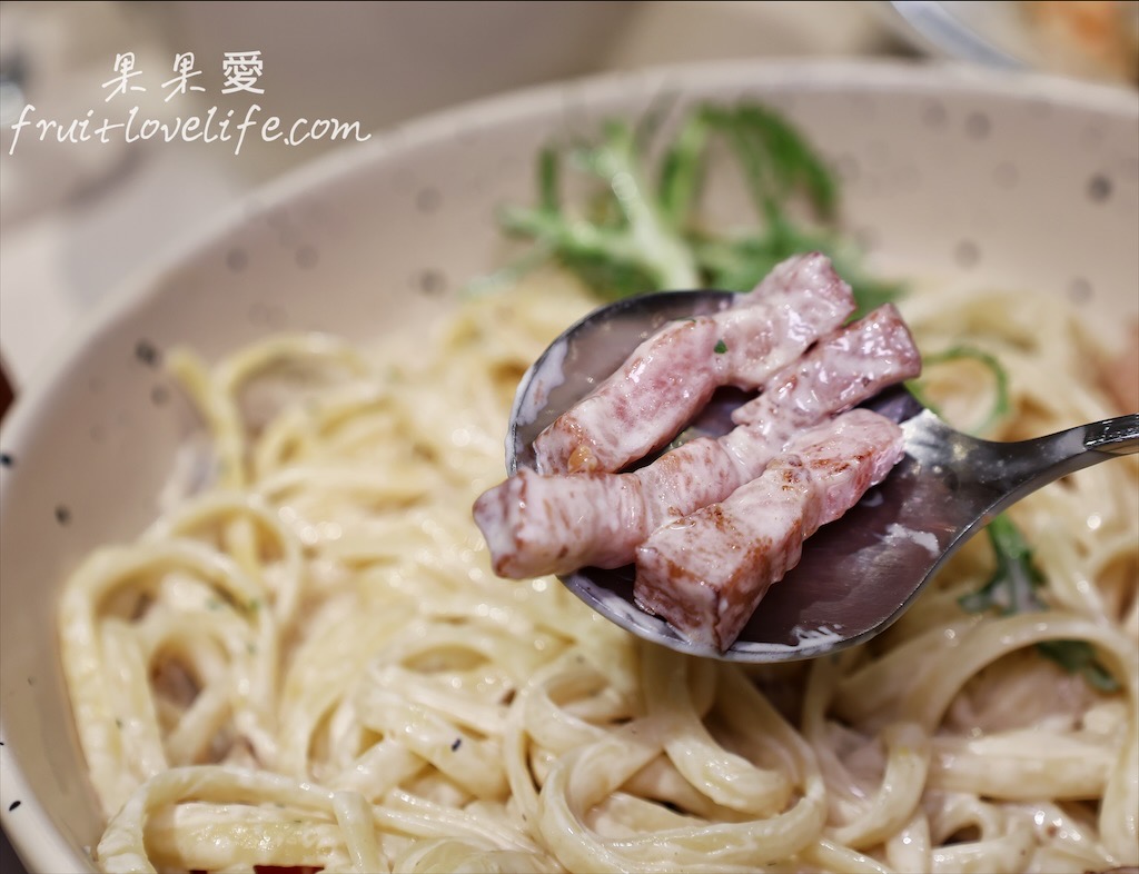 嶼里 With You⟩台中東區義大利麵、燉飯、咖啡店，每個角落都好有質感，很適合家庭、三五好友聚餐，情侶約會也很合適 @果果愛Fruitlove