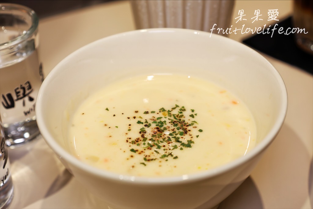 嶼里 With You⟩台中東區義大利麵、燉飯、咖啡店，每個角落都好有質感，很適合家庭、三五好友聚餐，情侶約會也很合適 @果果愛Fruitlove