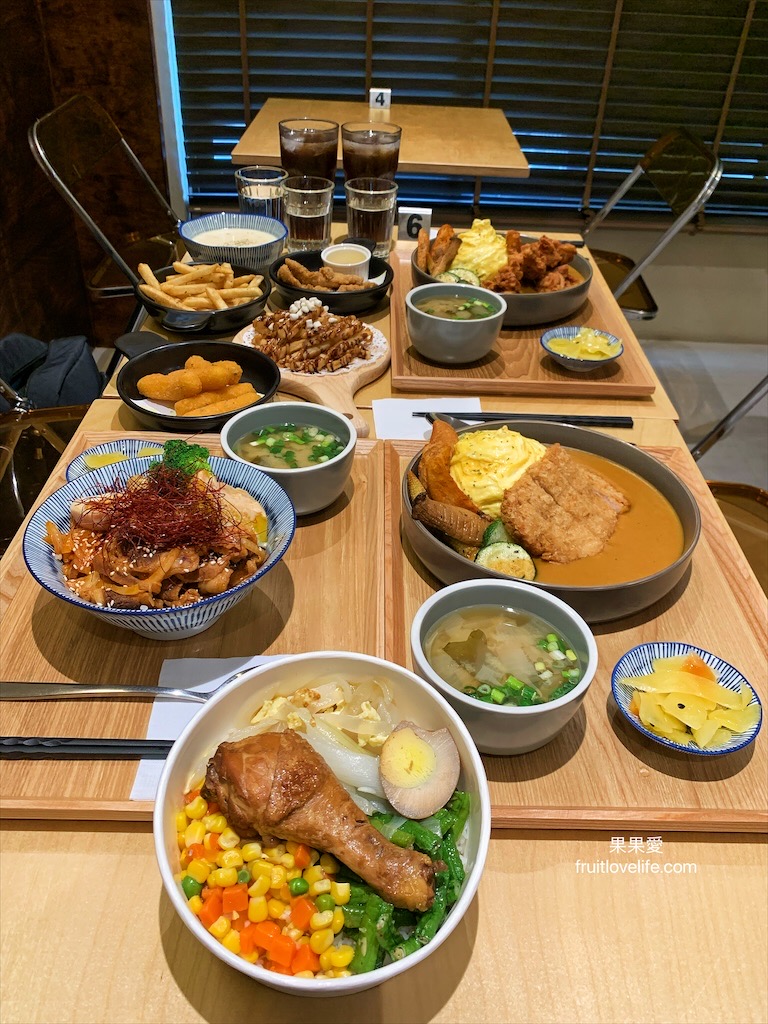 傑克兄弟牛排館台中公益店⟩台中美式寵物友善牛排餐廳，餐點好吃，生日半價，黑麥麵包吃到飽，還有免費大型遊戲機玩 @果果愛Fruitlove