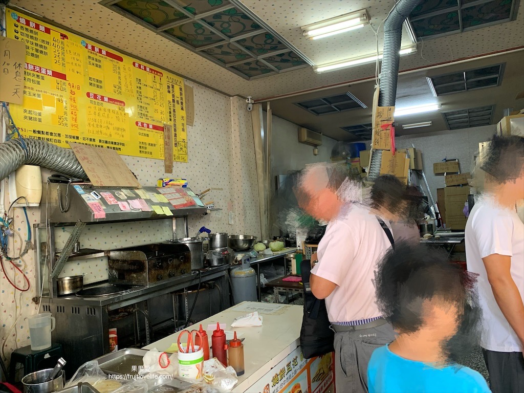 幸福家園燒餅豆花⟩台中南屯中式早餐，平日限定的中式早餐店，燒餅、蔥煎餅是這裡的超人氣王 @果果愛Fruitlove