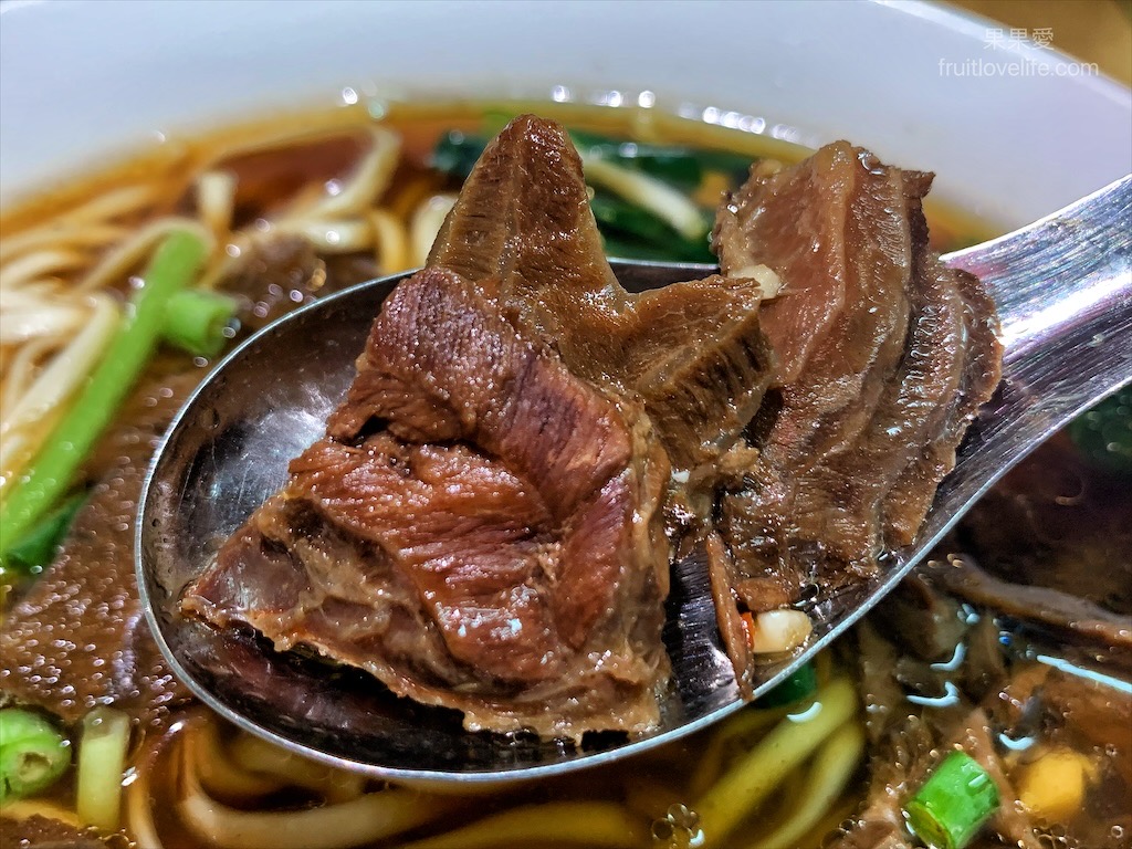 苑裡老李紅燒牛肉麵⟩苗栗通霄牛肉麵，牛肉麵加湯加麵不加價，還有免費辣豆干炒小魚乾，超好吃又可無限續，根本是吃到飽概念-寵物友善 @果果愛Fruitlove