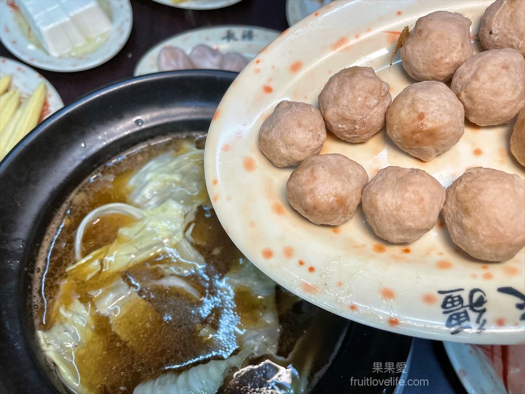 草屯長疆炭燒羊肉爐⟩草屯寵物友善羊肉爐推薦，炭燒羊肉爐火鍋，湯頭好喝，羊肉肉質軟嫩，秋冬進補、聚餐好地方 @果果愛Fruitlove