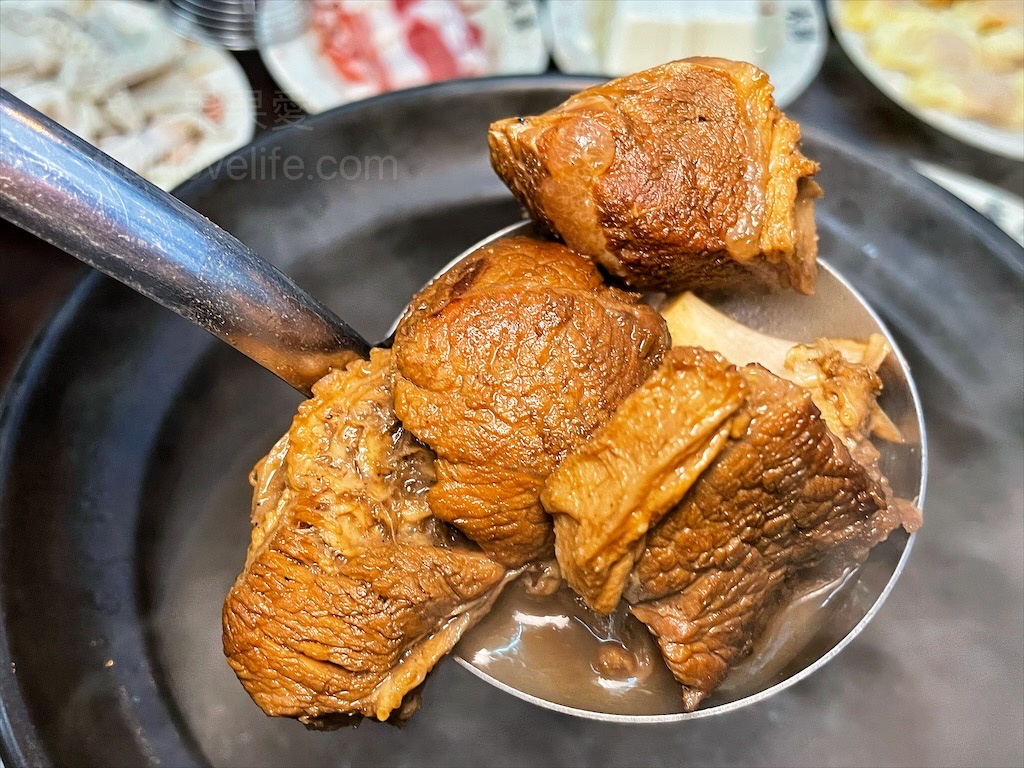 草屯長疆炭燒羊肉爐⟩草屯寵物友善羊肉爐推薦，炭燒羊肉爐火鍋，湯頭好喝，羊肉肉質軟嫩，秋冬進補、聚餐好地方 @果果愛Fruitlove