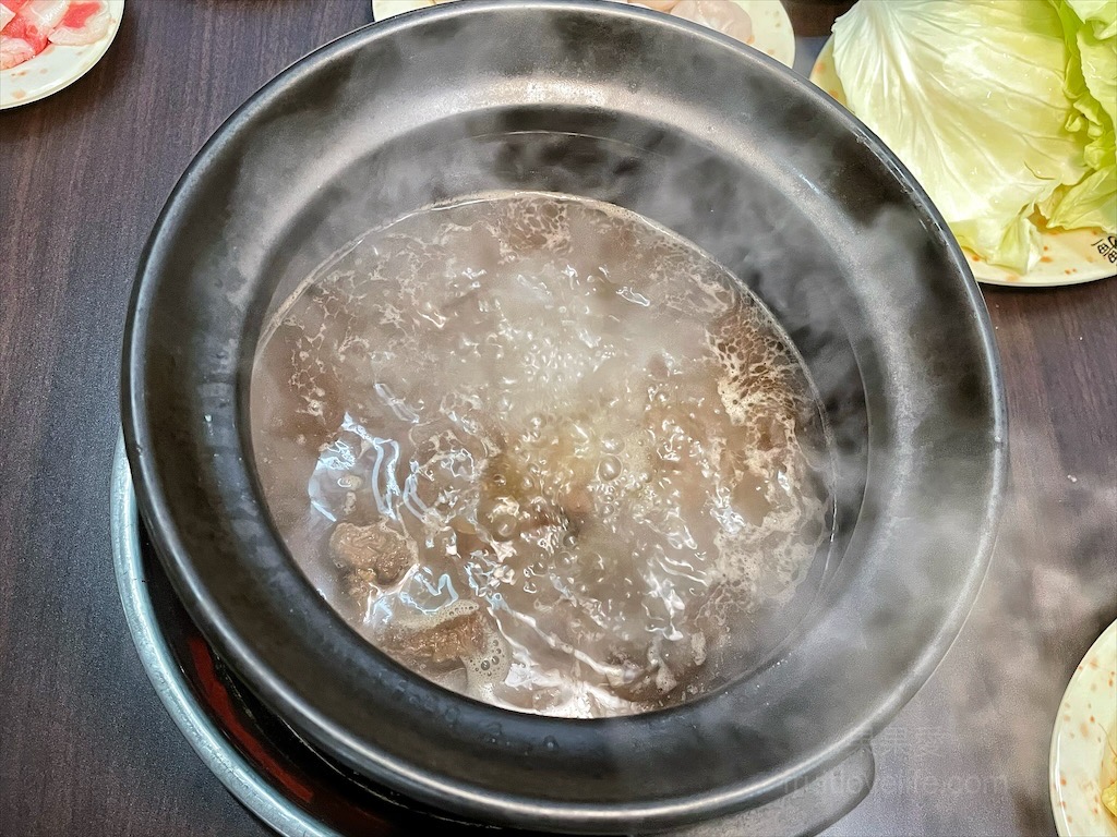 草屯長疆炭燒羊肉爐⟩草屯寵物友善羊肉爐推薦，炭燒羊肉爐火鍋，湯頭好喝，羊肉肉質軟嫩，秋冬進補、聚餐好地方 @果果愛Fruitlove