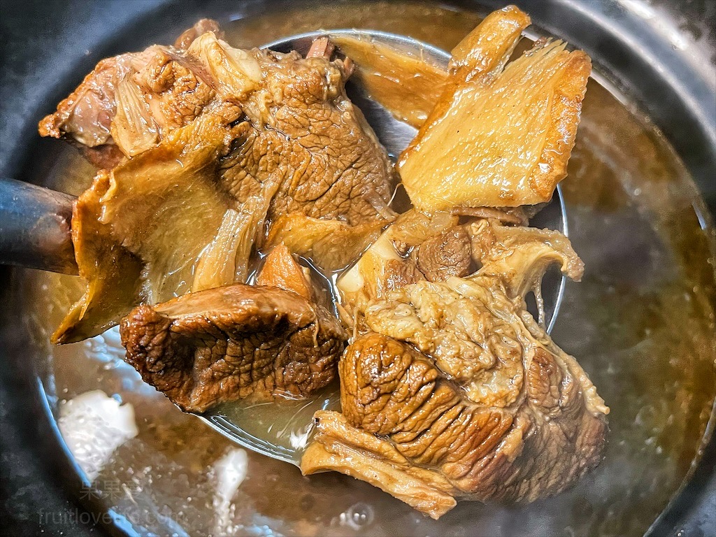 辰星水產肉品⟩台中大甲水產店也是海產店，餐廳以預約制訂餐，沒有固定菜單，餐點色香味俱全，絕不能錯過先滷後炸的香酥鴨 @果果愛Fruitlove