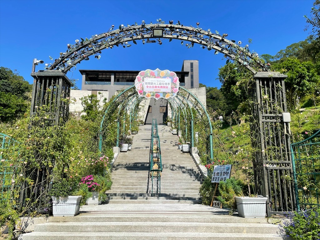 雅聞七里香玫瑰森林⟩苗栗頭屋免費景點，七里香玫瑰森林花園，一年四季都有不同的風情，走走步道呼吸芬多精，春秋兩季有玫瑰花海可欣賞 @果果愛Fruitlove