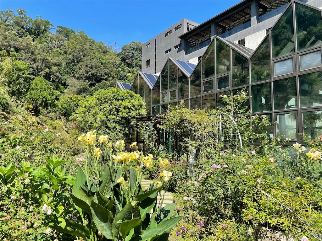 雅聞七里香玫瑰森林⟩苗栗頭屋免費景點，七里香玫瑰森林花園，一年四季都有不同的風情，走走步道呼吸芬多精，春秋兩季有玫瑰花海可欣賞 @果果愛Fruitlove