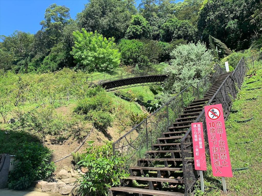 雅聞七里香玫瑰森林⟩苗栗頭屋免費景點，七里香玫瑰森林花園，一年四季都有不同的風情，走走步道呼吸芬多精，春秋兩季有玫瑰花海可欣賞 @果果愛Fruitlove