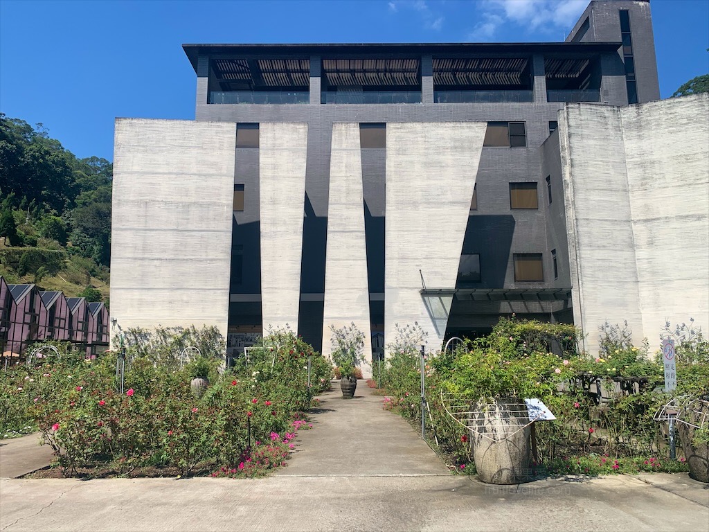 雅聞七里香玫瑰森林⟩苗栗頭屋免費景點，七里香玫瑰森林花園，一年四季都有不同的風情，走走步道呼吸芬多精，春秋兩季有玫瑰花海可欣賞 @果果愛Fruitlove