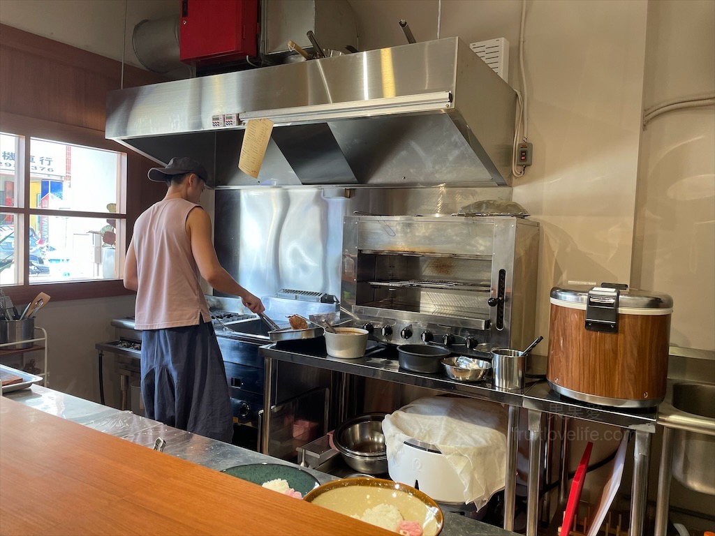 一捆イーくん i-kun 丼飯專賣⟩南投埔里丼飯專賣店，微微台味的丼飯，淋上特製拌飯醬汁超下飯，內用套餐柴魚湯免費續湯 @果果愛Fruitlove