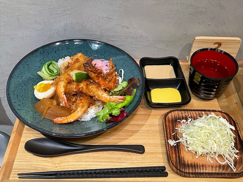 一捆イーくん i-kun 丼飯專賣⟩南投埔里丼飯專賣店，微微台味的丼飯，淋上特製拌飯醬汁超下飯，內用套餐柴魚湯免費續湯 @果果愛Fruitlove