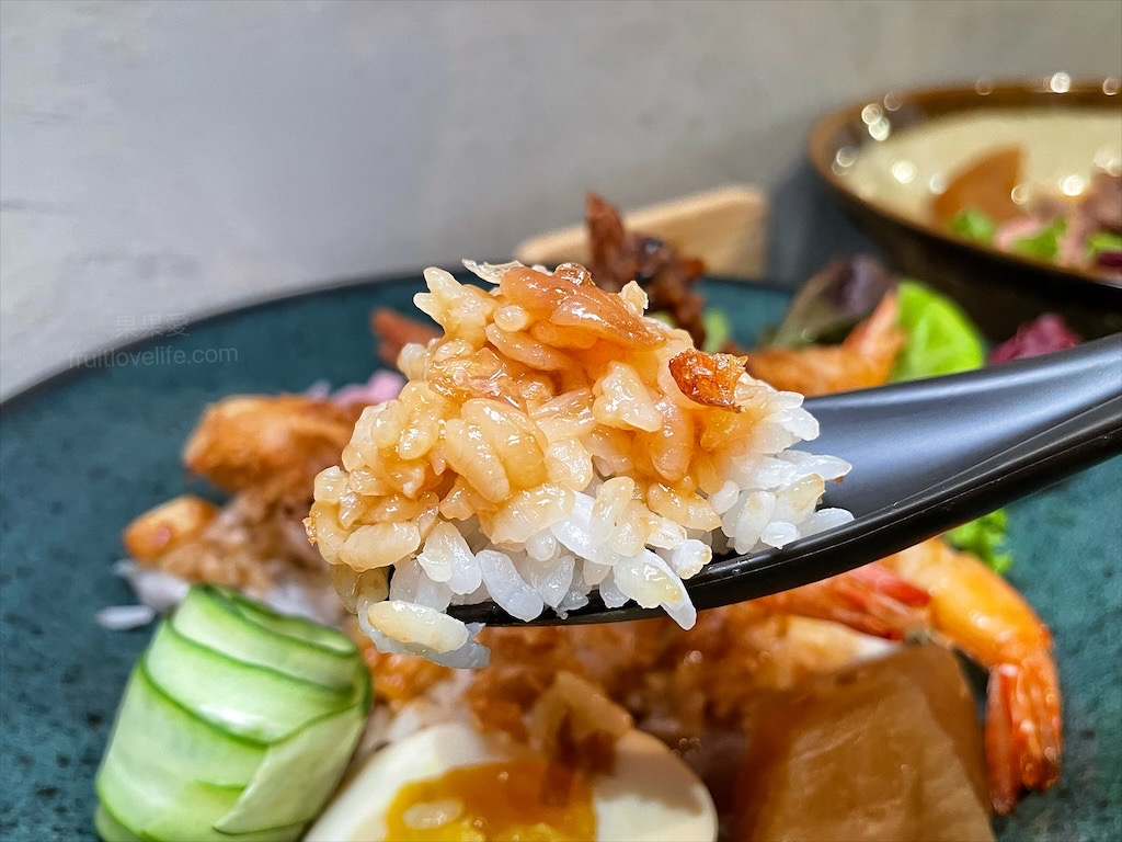 一捆イーくん i-kun 丼飯專賣⟩南投埔里丼飯專賣店，微微台味的丼飯，淋上特製拌飯醬汁超下飯，內用套餐柴魚湯免費續湯 @果果愛Fruitlove