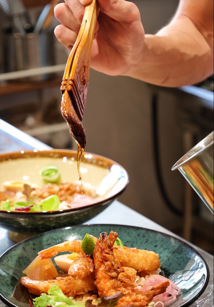 一捆イーくん i-kun 丼飯專賣⟩南投埔里丼飯專賣店，微微台味的丼飯，淋上特製拌飯醬汁超下飯，內用套餐柴魚湯免費續湯 @果果愛Fruitlove