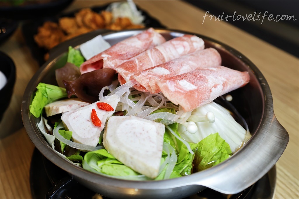 岩橙豐饌湯鍋⟩彰化鹿港火鍋，在地平價的小火鍋，滷肉飯、麵食、飲品、霜淇淋、爆米花通通都給你吃到飽 @果果愛Fruitlove