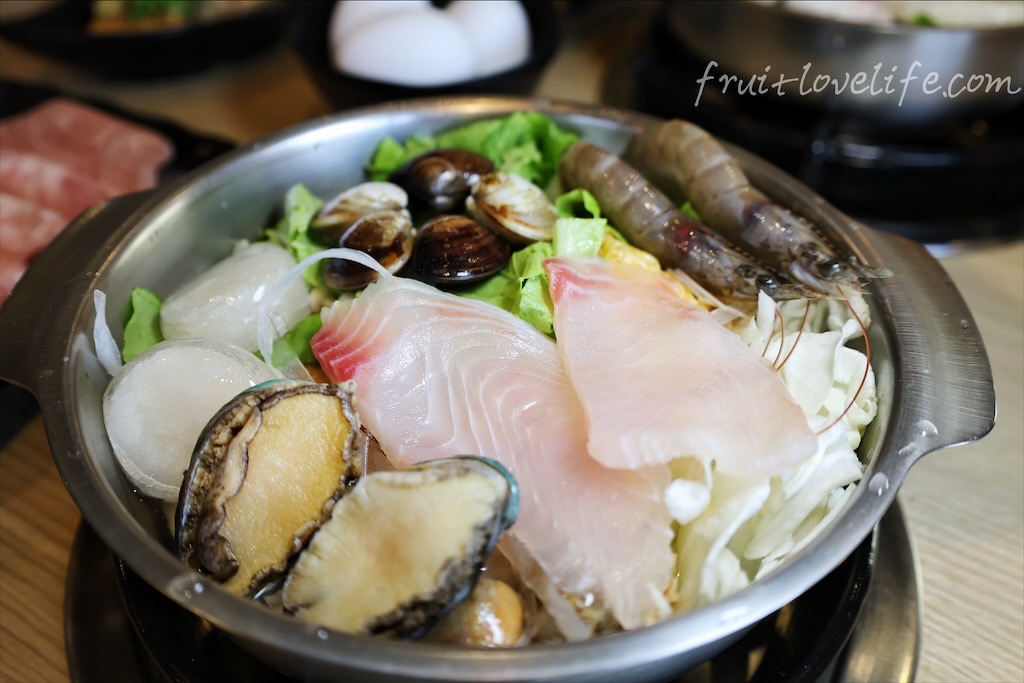 岩橙豐饌湯鍋⟩彰化鹿港火鍋，在地平價的小火鍋，滷肉飯、麵食、飲品、霜淇淋、爆米花通通都給你吃到飽 @果果愛Fruitlove