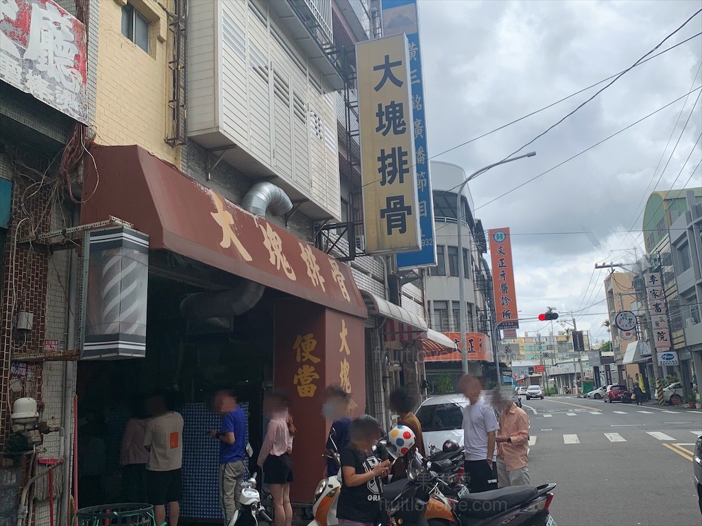 大塊排骨便當⟩彰化溪湖便當美食，朝聖炸不停的超大塊排骨和雞腿，真得有這麼好吃嗎? @果果愛Fruitlove