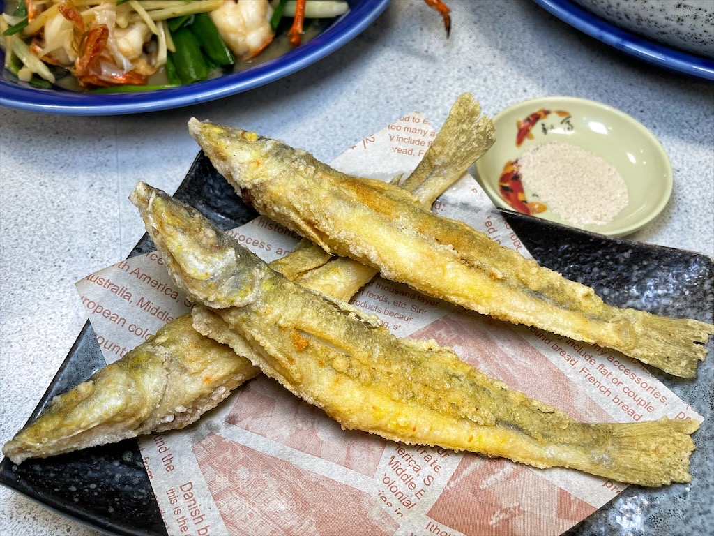 新魚港海鮮餐廳⟩苗栗苑裡寵物友善海鮮餐廳，很跳tone的海產店，除了現撈海鮮熱炒外，還有麻辣系列料理和德國豬腳/寵物友善餐廳 @果果愛Fruitlove