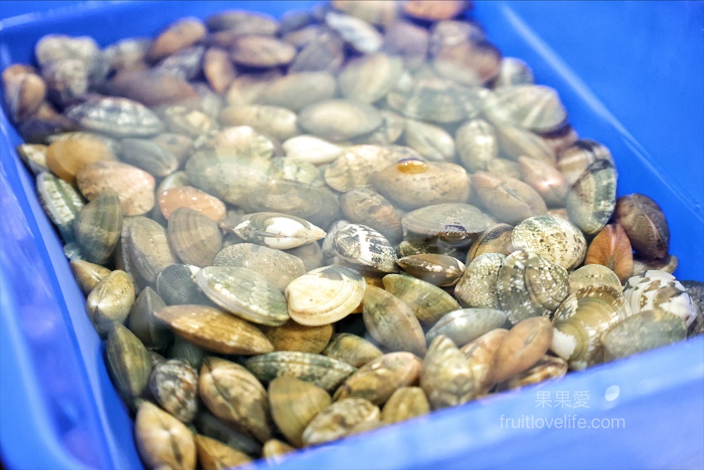 新魚港海鮮餐廳⟩苗栗苑裡寵物友善海鮮餐廳，很跳tone的海產店，除了現撈海鮮熱炒外，還有麻辣系列料理和德國豬腳/寵物友善餐廳 @果果愛Fruitlove