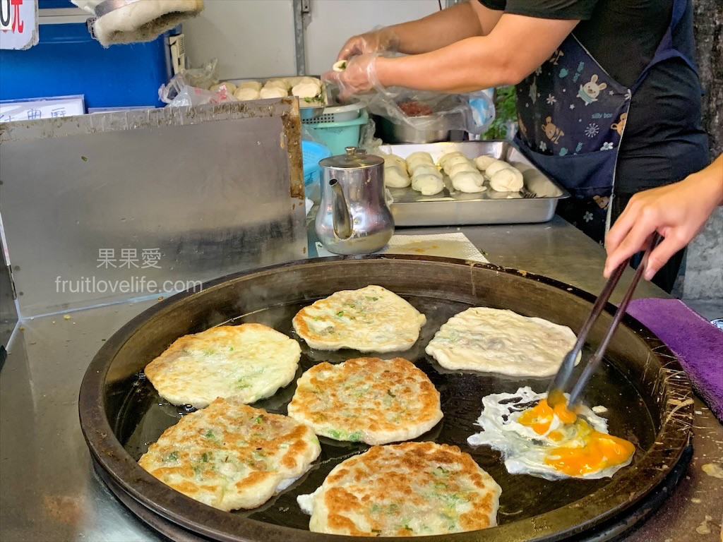 饗家蔥肉餅⟩南投美食小吃，餐車銅板美食點心，蔥肉餅餅皮酥而不油，內餡層次豐富加上鹹甜不膩口醬汁，難怪這麼多人喜歡 @果果愛Fruitlove