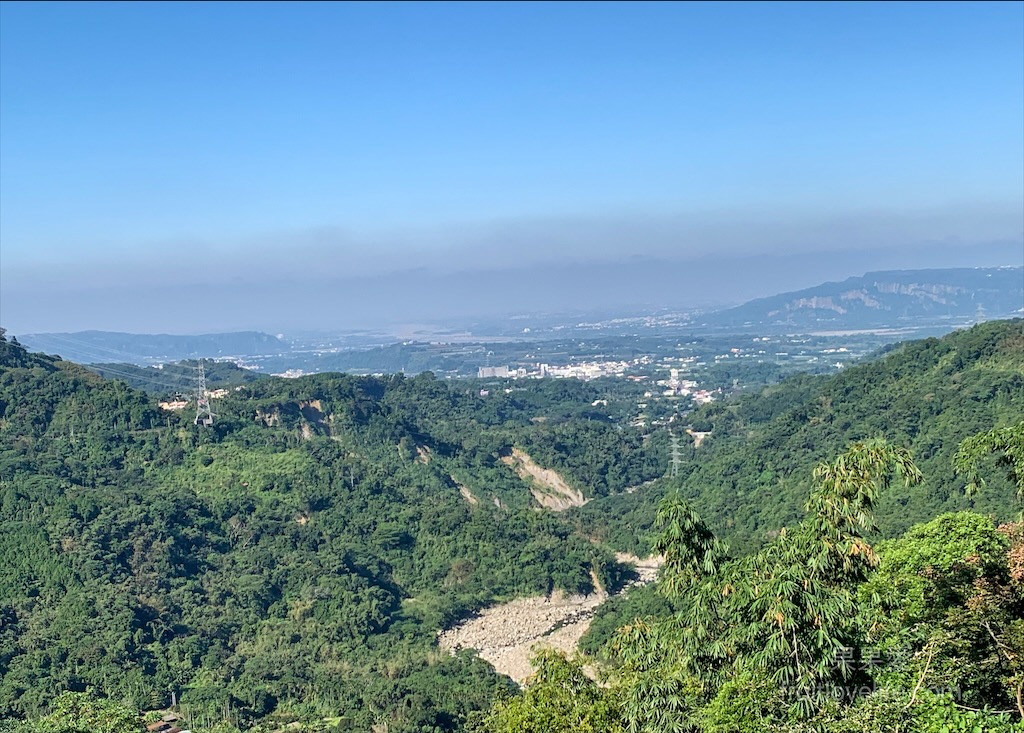 鹿芝谷生態景觀園區⟩南投鹿谷景點，許多超萌的可愛小動物，也有超人氣的水豚君(卡皮巴拉)，加上山巒景色讓人感到美不勝收 @果果愛Fruitlove