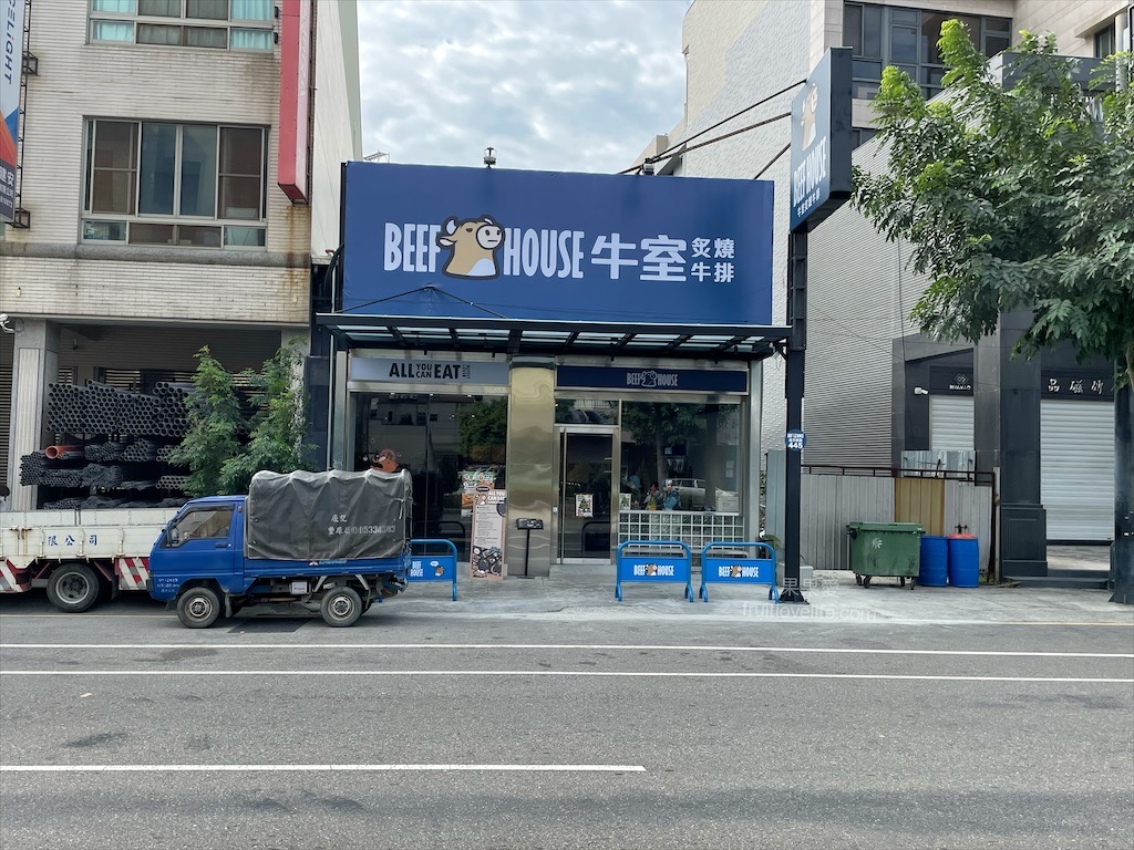 牛室炙燒牛排大里店⟩台中大里吃到飽，超狂的牛排店，有超豐富的吃到飽自助吧，不要懷疑，連義式手工披薩、越式牛肉河粉都是吃到飽 @果果愛Fruitlove