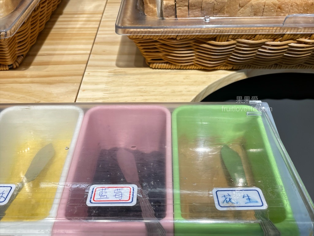 牛室炙燒牛排大里店⟩台中大里吃到飽，超狂的牛排店，有超豐富的吃到飽自助吧，不要懷疑，連義式手工披薩、越式牛肉河粉都是吃到飽 @果果愛Fruitlove