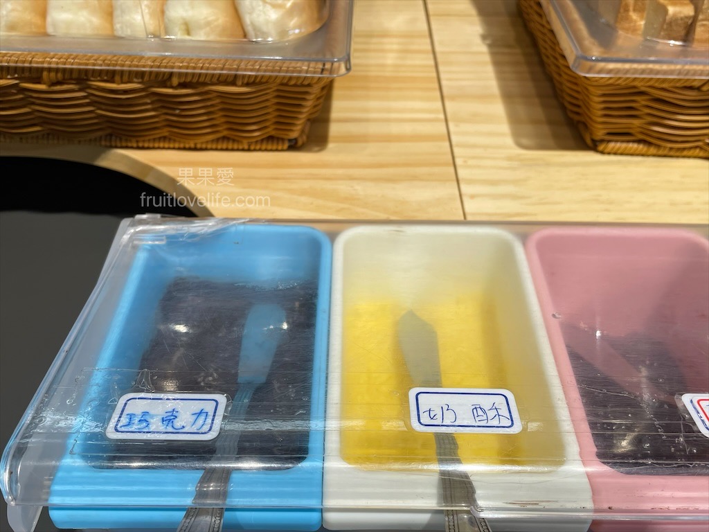 牛室炙燒牛排大里店⟩台中大里吃到飽，超狂的牛排店，有超豐富的吃到飽自助吧，不要懷疑，連義式手工披薩、越式牛肉河粉都是吃到飽 @果果愛Fruitlove