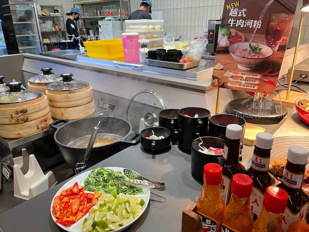 牛室炙燒牛排大里店⟩台中大里吃到飽，超狂的牛排店，有超豐富的吃到飽自助吧，不要懷疑，連義式手工披薩、越式牛肉河粉都是吃到飽 @果果愛Fruitlove