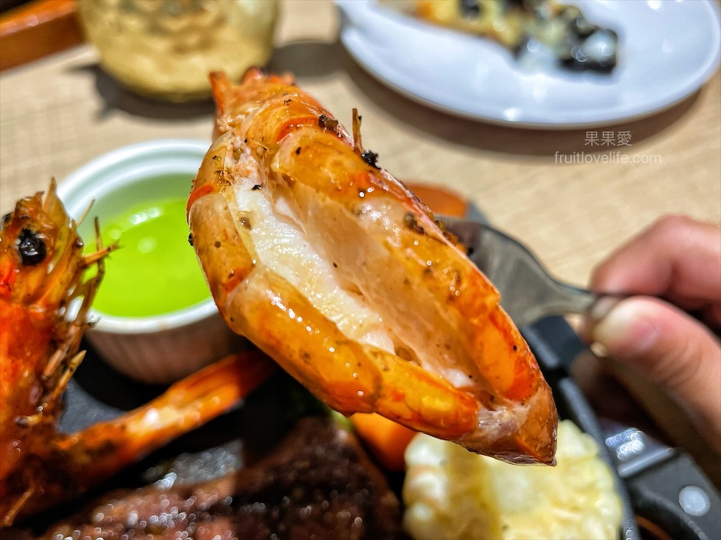 牛室炙燒牛排大里店⟩台中大里吃到飽，超狂的牛排店，有超豐富的吃到飽自助吧，不要懷疑，連義式手工披薩、越式牛肉河粉都是吃到飽 @果果愛Fruitlove