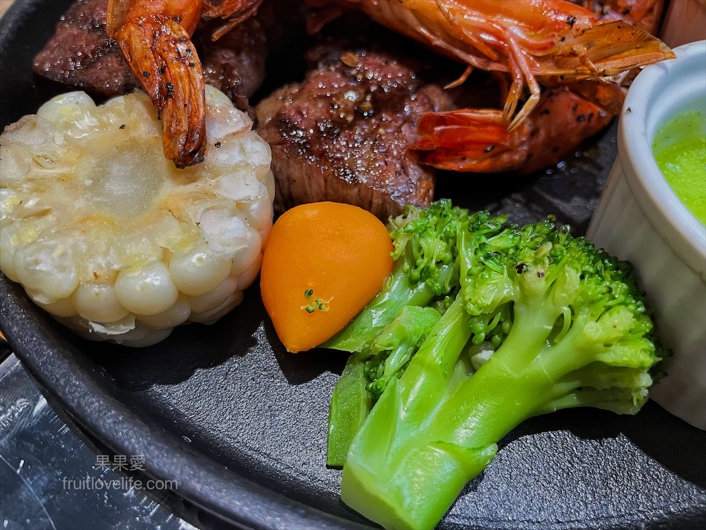 牛室炙燒牛排大里店⟩台中大里吃到飽，超狂的牛排店，有超豐富的吃到飽自助吧，不要懷疑，連義式手工披薩、越式牛肉河粉都是吃到飽 @果果愛Fruitlove