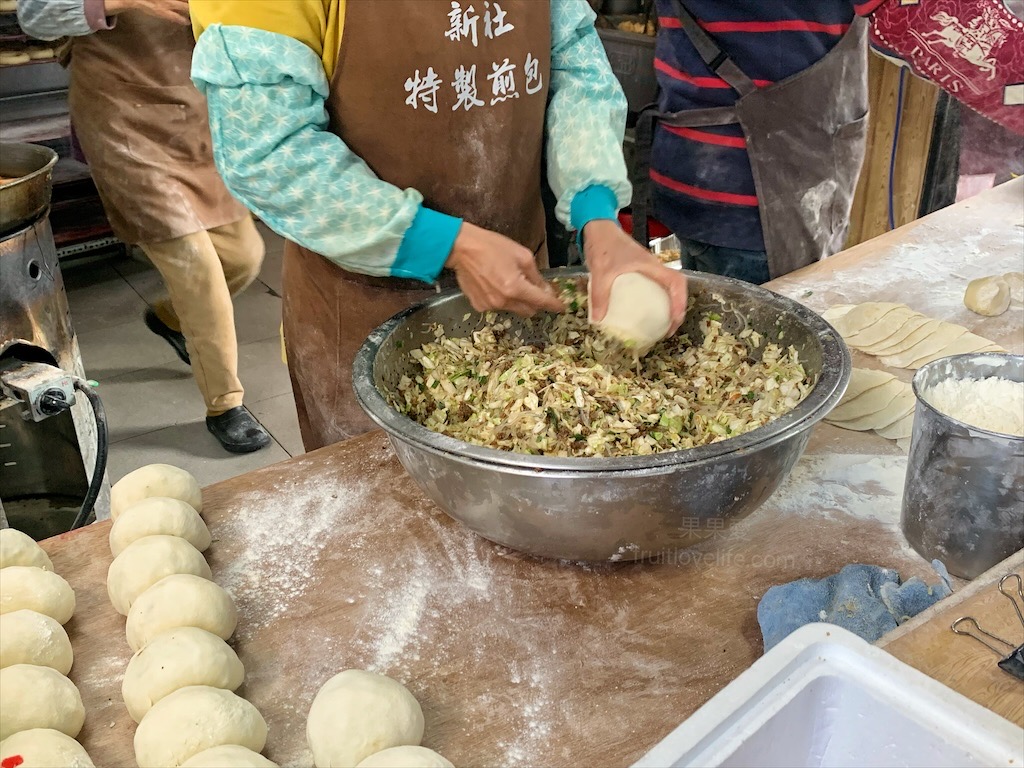 新社特製煎包⟩台中新社水煎包，來新社必買的煎包，皮薄酥脆，內餡飽滿，另有多種酥脆可口的炸物 @果果愛Fruitlove