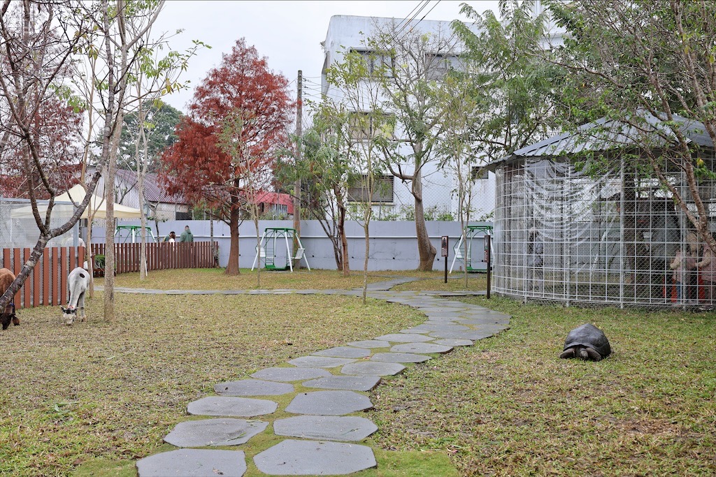 水与松萌萌園⟩南投埔里景點，許多可愛的超萌小動物，有超人氣的水豚君(卡皮巴拉)、笑笑羊，可以零距離和牠們互動 @果果愛Fruitlove