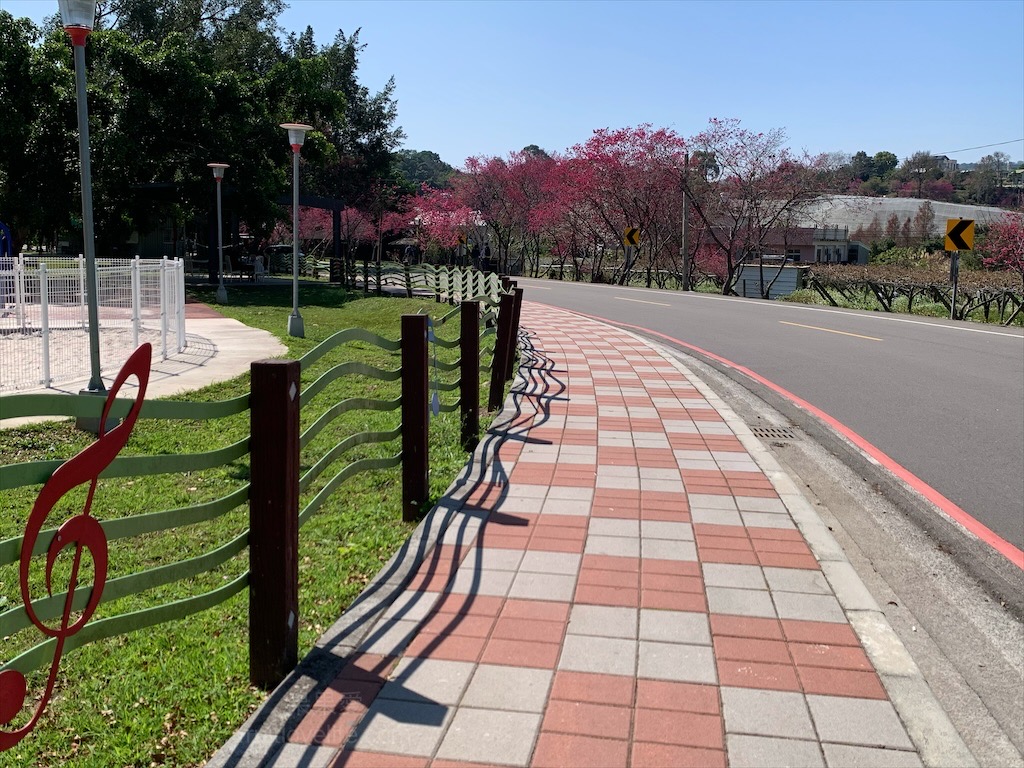 新社復盛公園⟩台中新社親子景點，免費賞櫻景點外，還有以櫻花為主題的螺旋溜滑梯、多種形式攀爬架，賞櫻、小孩放電一舉兩得 @果果愛Fruitlove