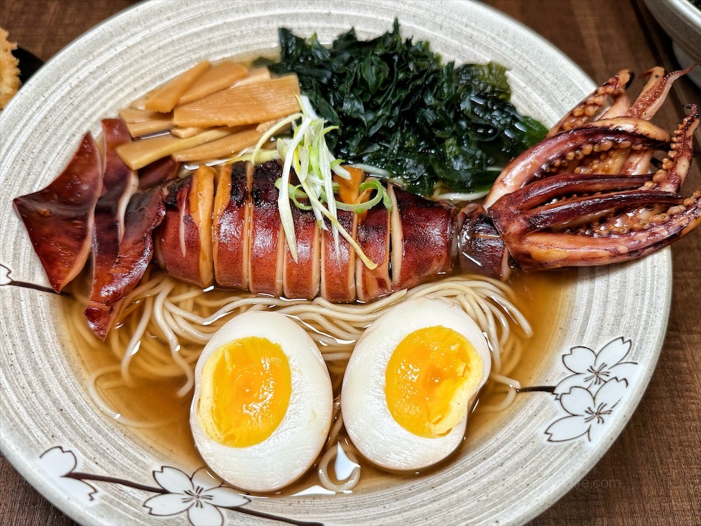 兆曜拉麵丼飯⟩台中大里平價拉麵，拉麵湯頭高達十一種任你選擇，不能錯過視覺饗宴的豪華拉麵，內用還可以免費加麵 @果果愛Fruitlove