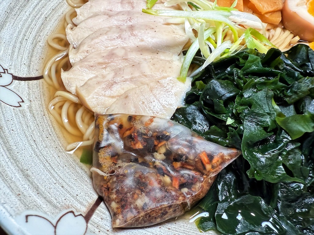 兆曜拉麵丼飯⟩台中大里平價拉麵，拉麵湯頭高達十一種任你選擇，不能錯過視覺饗宴的豪華拉麵，內用還可以免費加麵 @果果愛Fruitlove